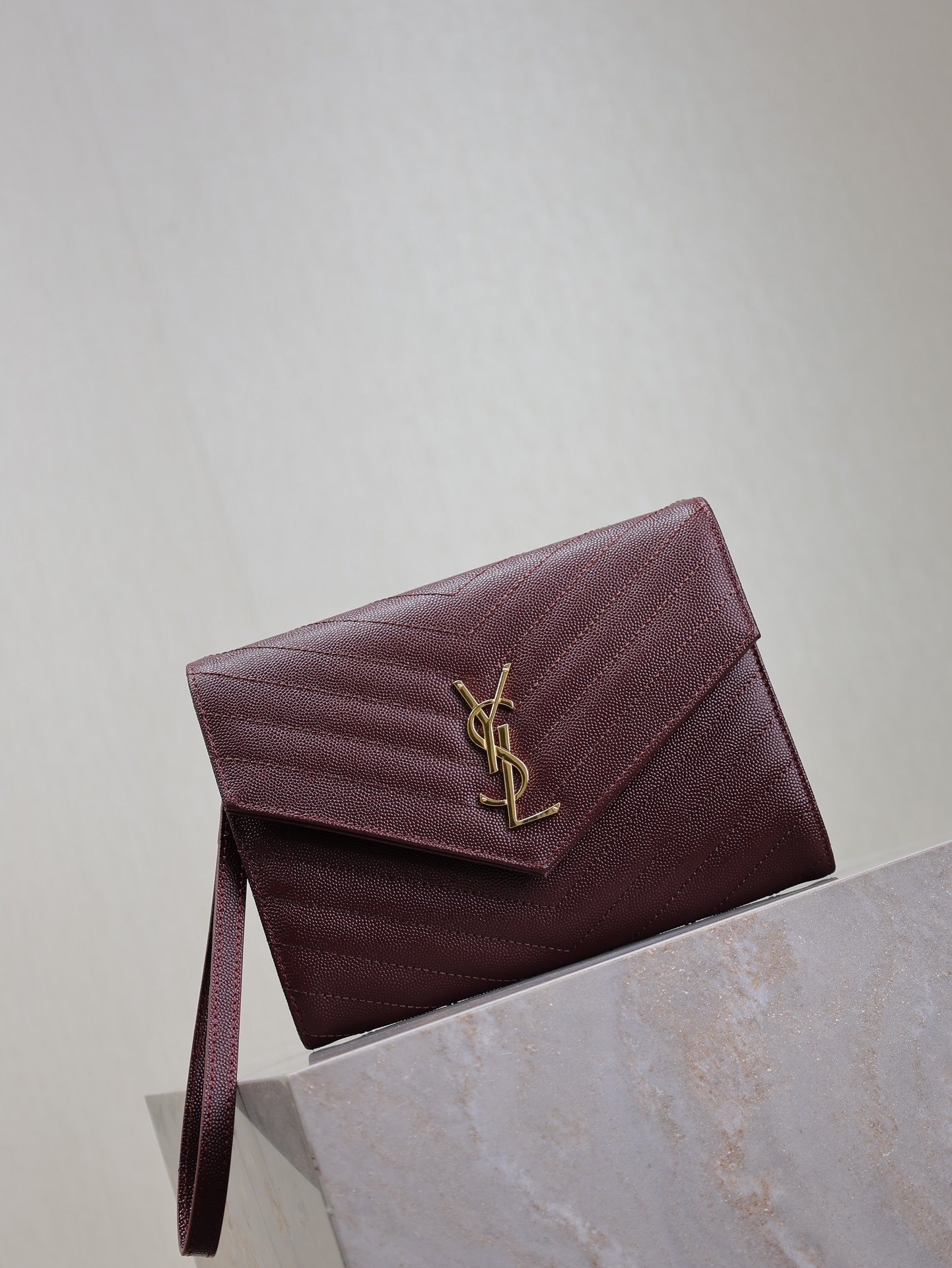 POCHETTE CASSANDRE 21 EN AGNEAU ROUGE BORDEAUX QUINCAILLERIE OR