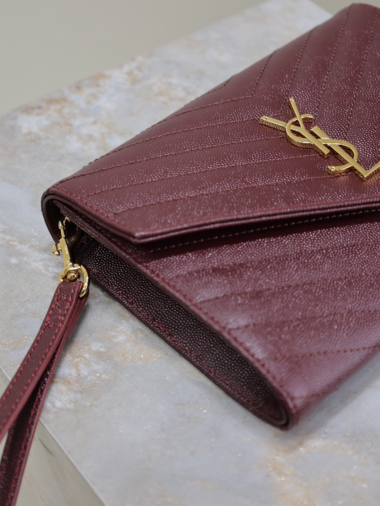 POCHETTE CASSANDRE 21 EN AGNEAU ROUGE BORDEAUX QUINCAILLERIE OR