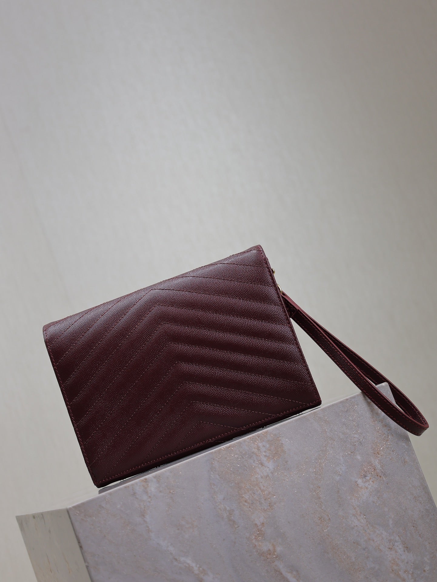 POCHETTE CASSANDRE 21 EN AGNEAU ROUGE BORDEAUX QUINCAILLERIE OR