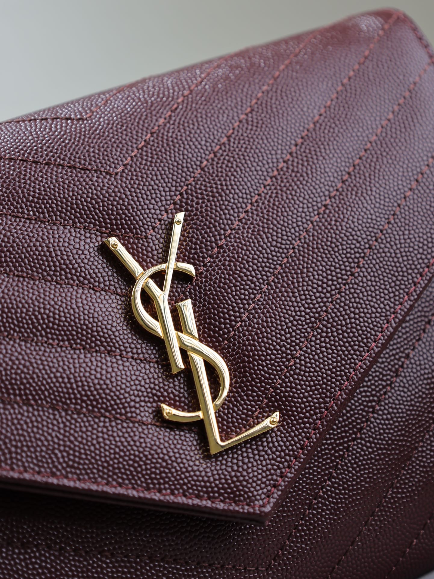 POCHETTE CASSANDRE 21 EN AGNEAU ROUGE BORDEAUX QUINCAILLERIE OR