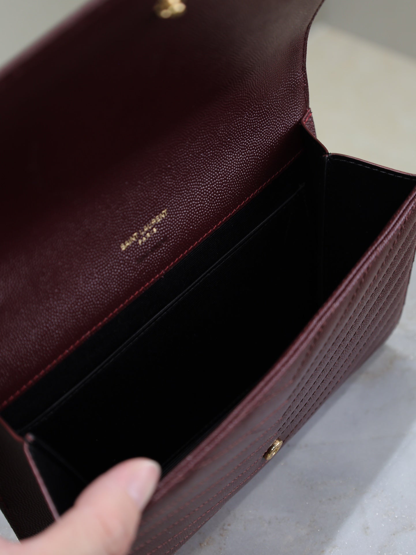 POCHETTE CASSANDRE 21 EN AGNEAU ROUGE BORDEAUX QUINCAILLERIE OR