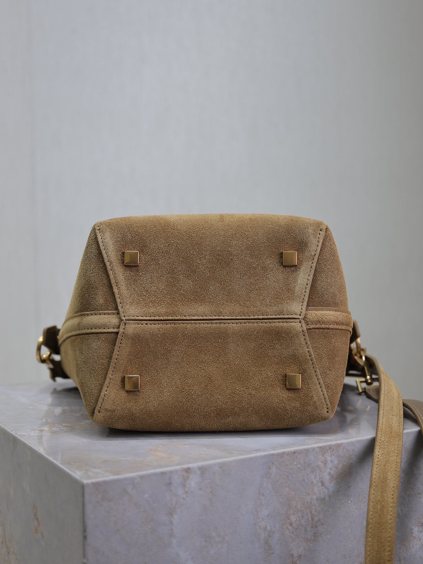 BOLSA DE CUBO PEQUEÑA LE 37 DE 20" EN ANTE MARRÓN SUCIO