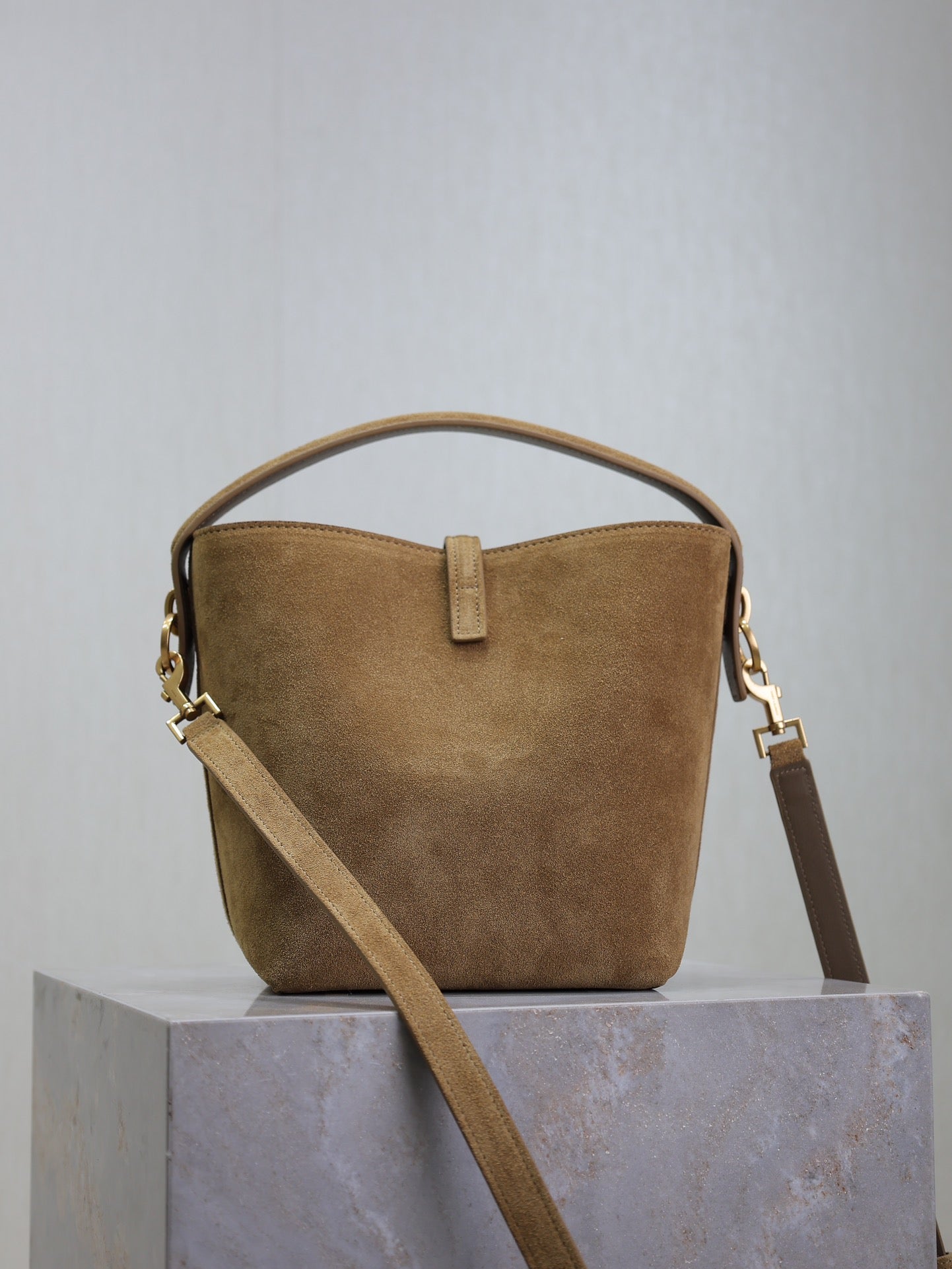 BOLSA DE CUBO PEQUEÑA LE 37 DE 20" EN ANTE MARRÓN SUCIO