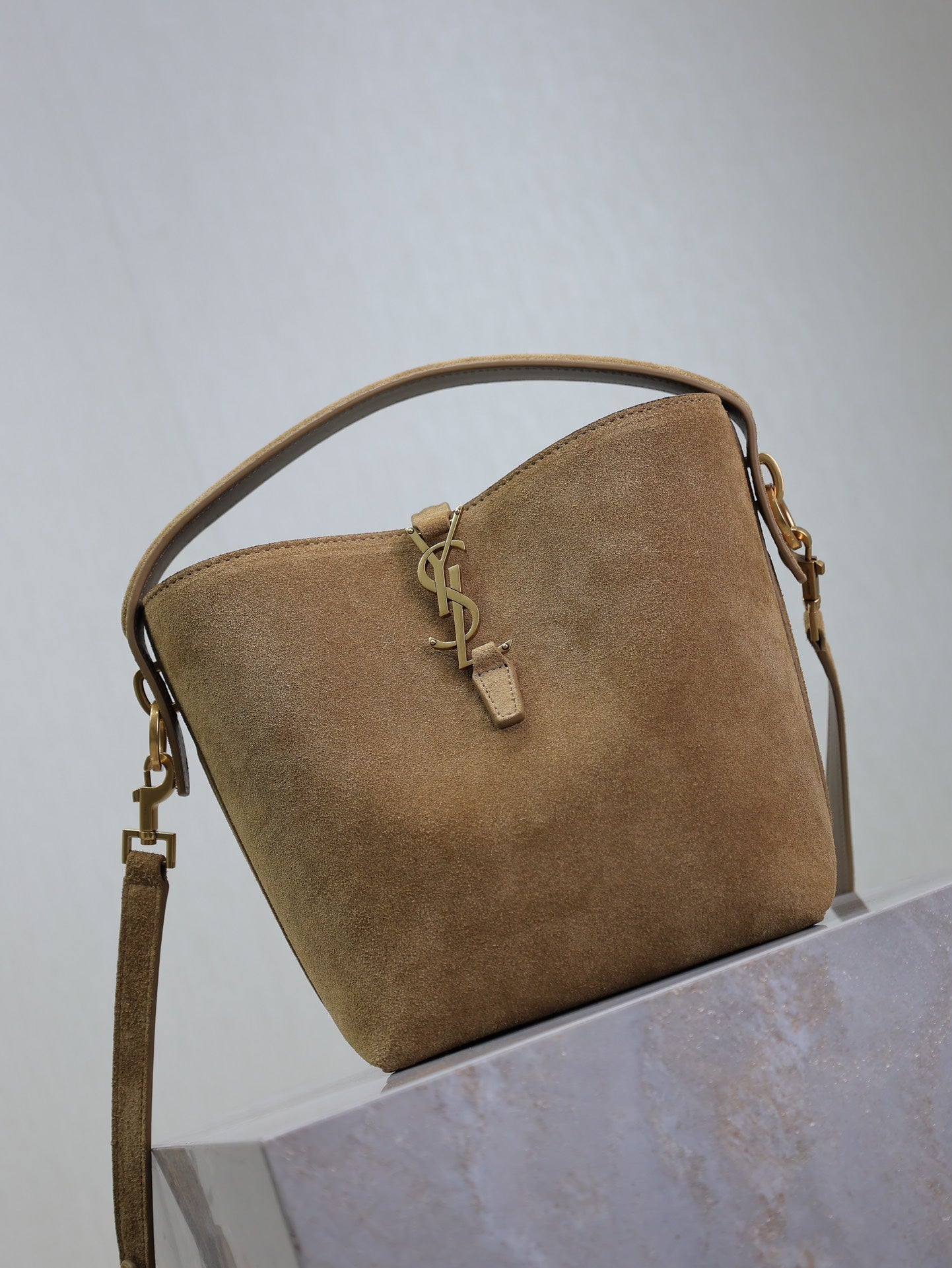 BOLSA DE CUBO PEQUEÑA LE 37 DE 20" EN ANTE MARRÓN SUCIO