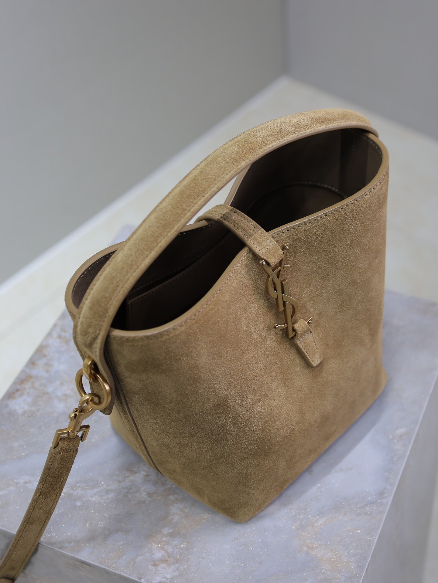 BOLSA DE CUBO PEQUEÑA LE 37 DE 20" EN ANTE MARRÓN SUCIO
