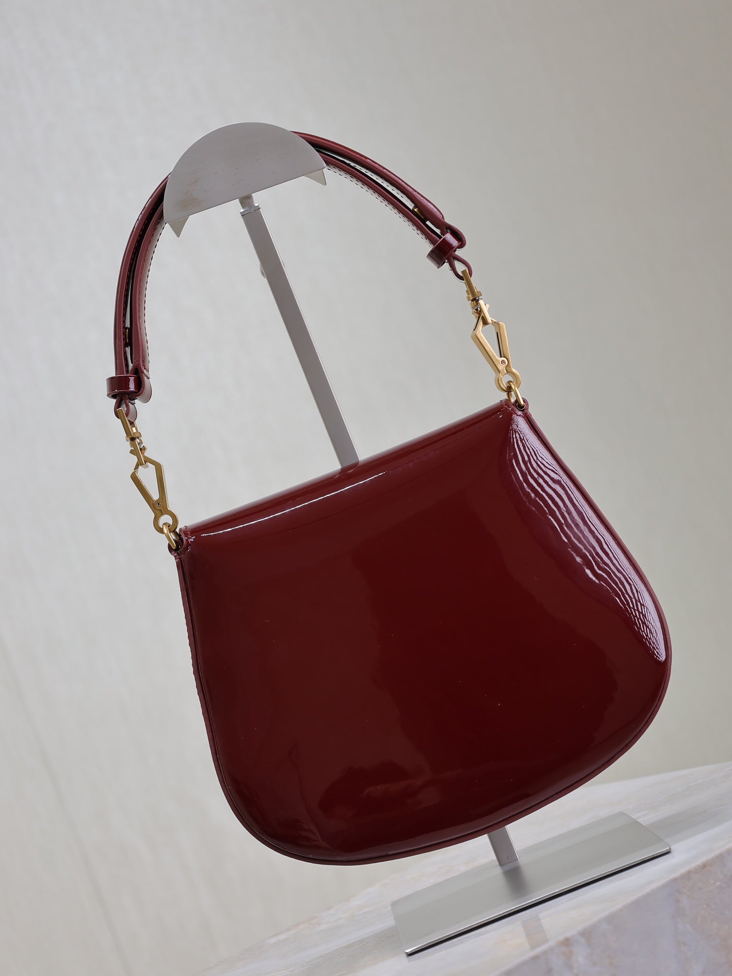 BOLSA DE ALFORJAS VOLTAIRE 21 EN PIEL DE BECERRO CHAROLADA ROJO BURDEOS