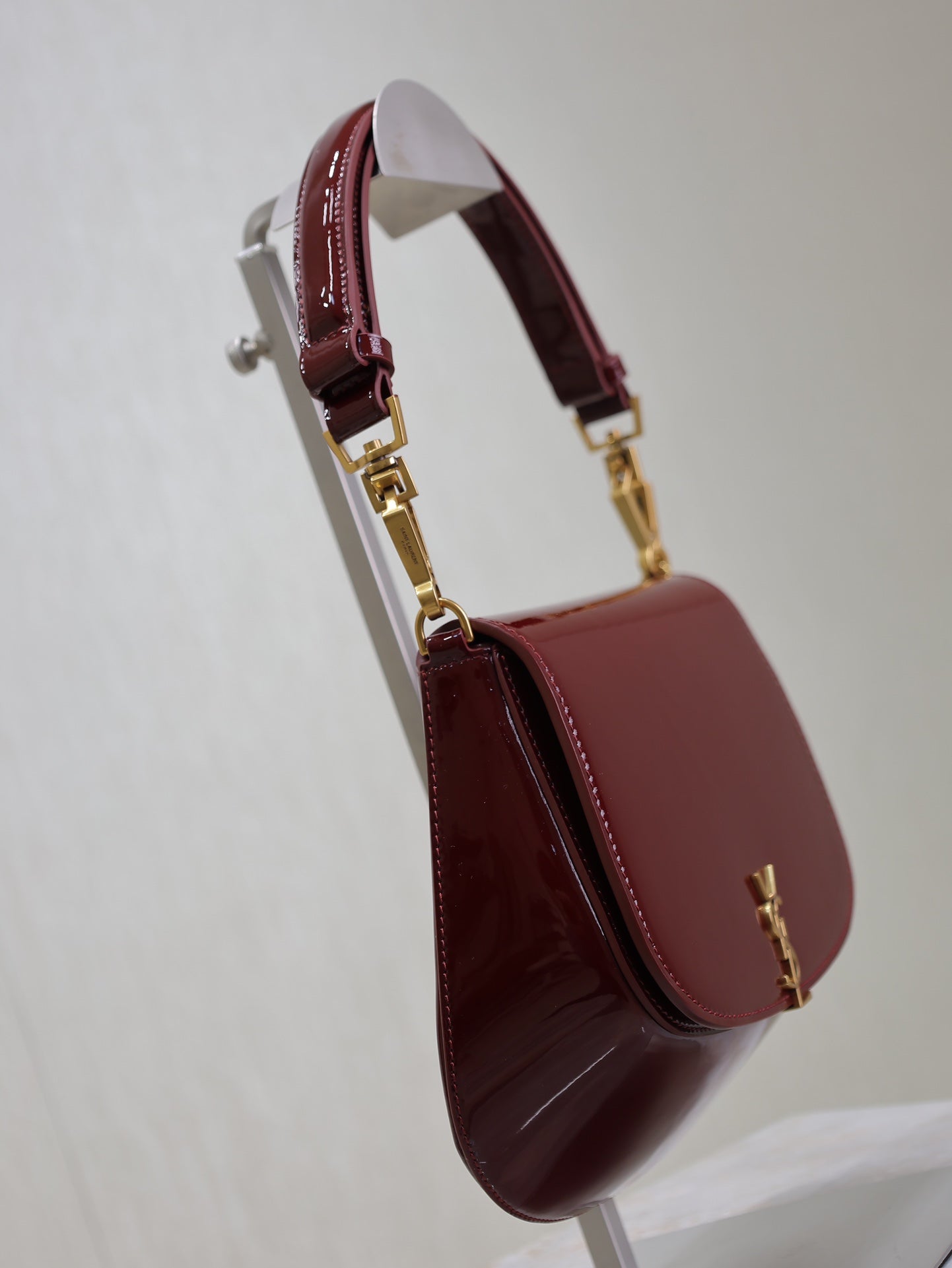 BOLSA DE ALFORJAS VOLTAIRE 21 EN PIEL DE BECERRO CHAROLADA ROJO BURDEOS