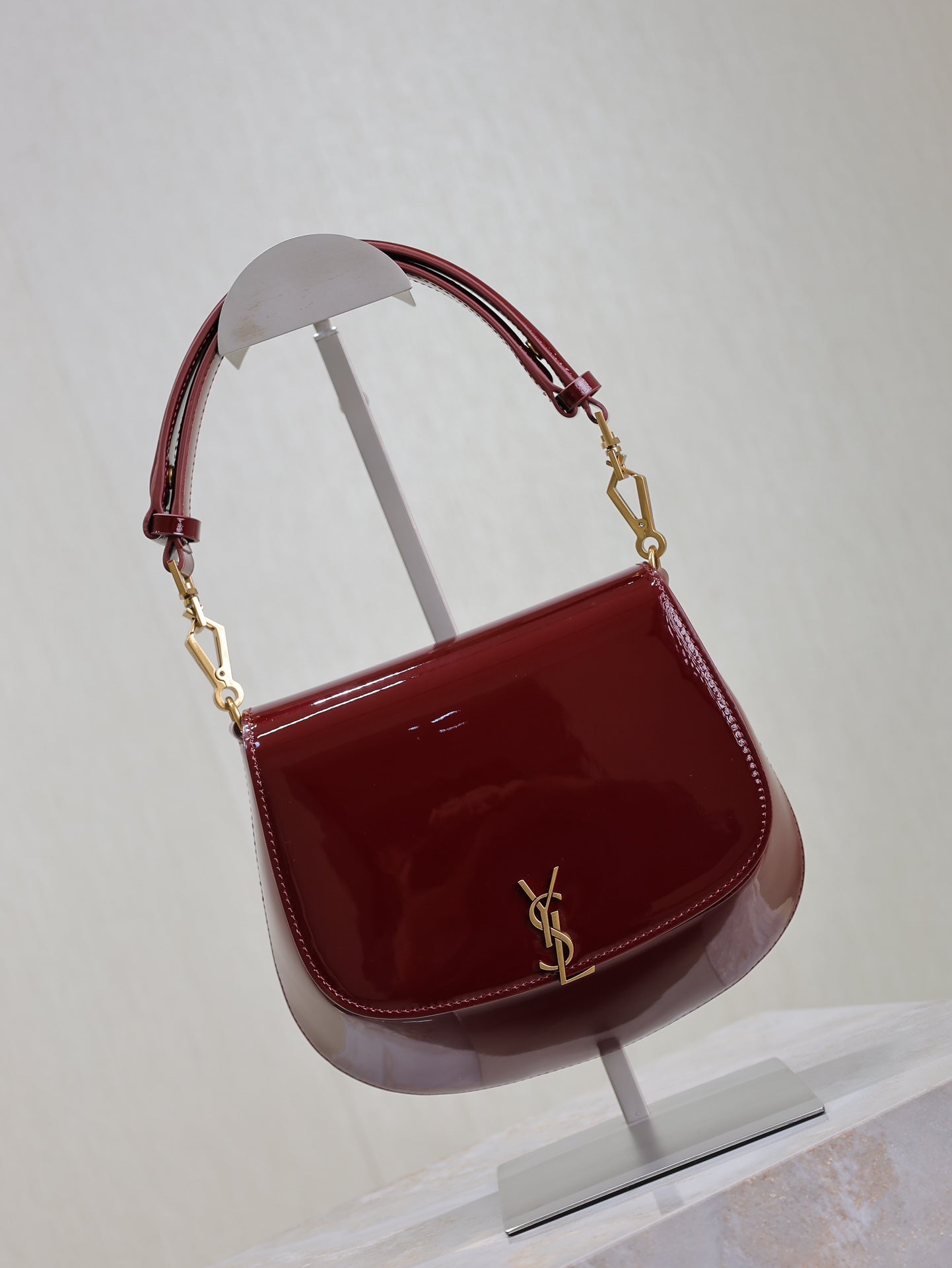 BOLSA DE ALFORJAS VOLTAIRE 21 EN PIEL DE BECERRO CHAROLADA ROJO BURDEOS