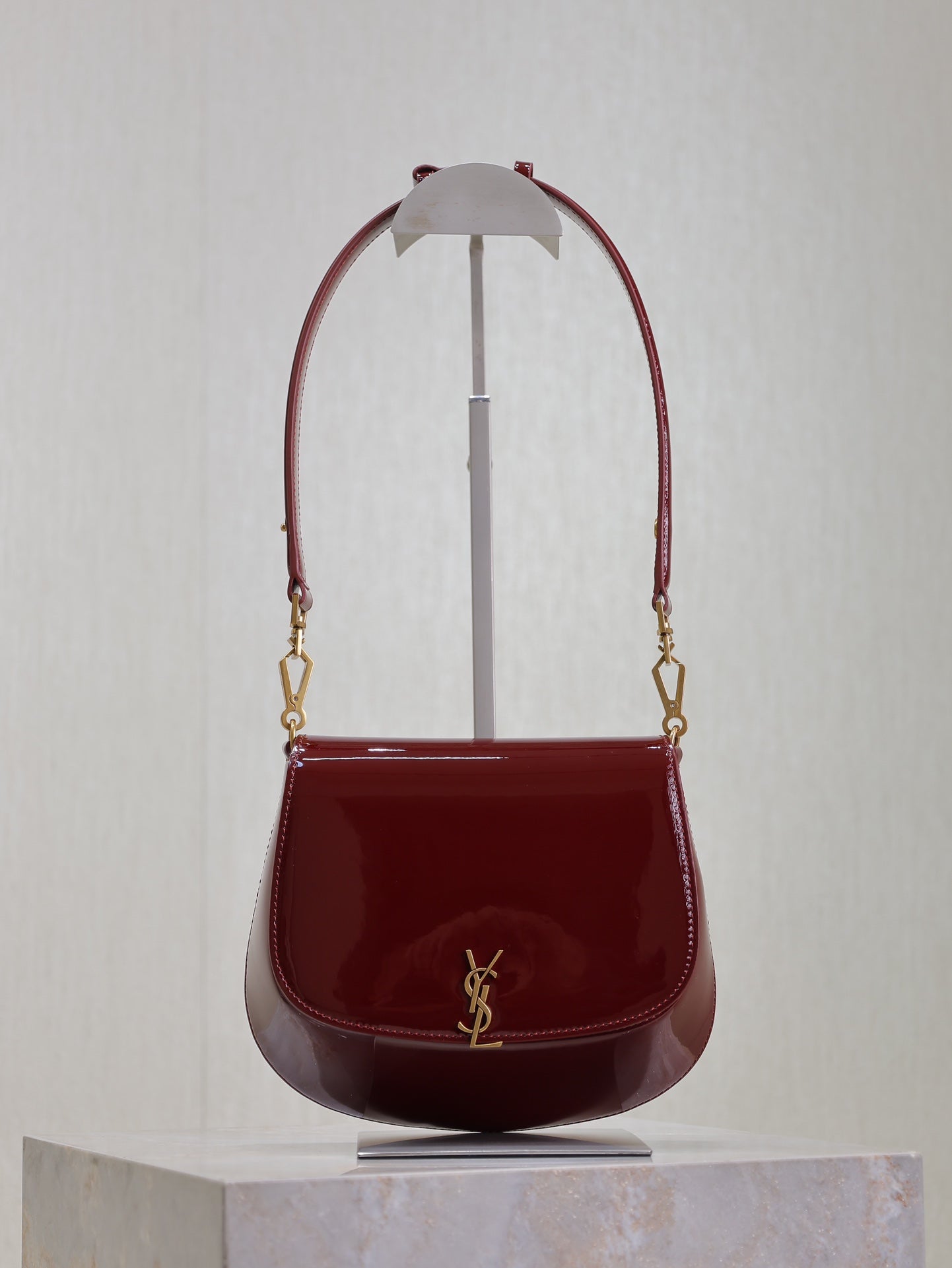 BOLSA DE ALFORJAS VOLTAIRE 21 EN PIEL DE BECERRO CHAROLADA ROJO BURDEOS