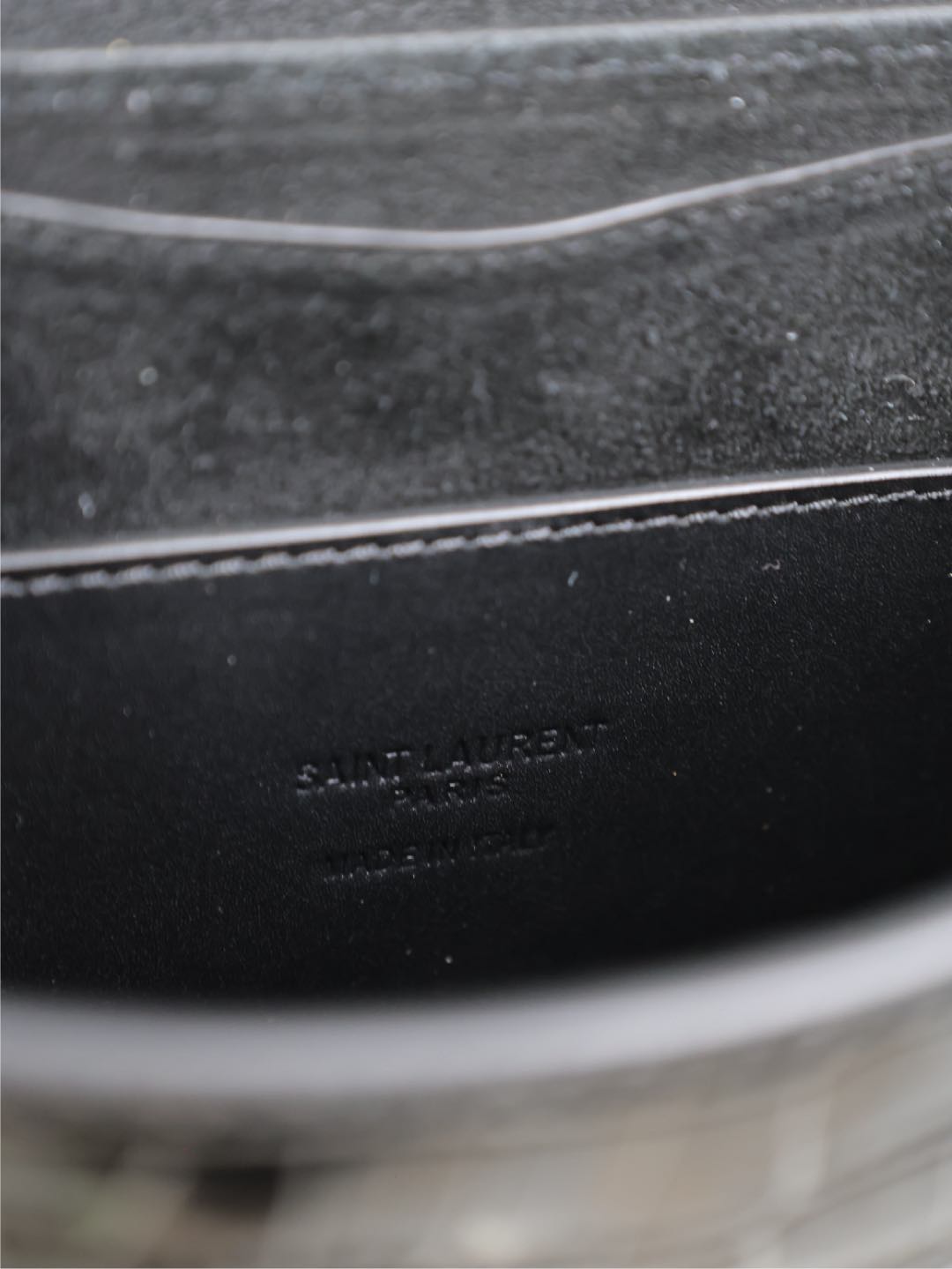 BOLSO PEQUEÑO KAIA CON ESTAMPADO DE COCODRILO DE 18" EN PIEL DE BECERRO NEGRA BRILLANTE CON HERRAJES DE COBRE