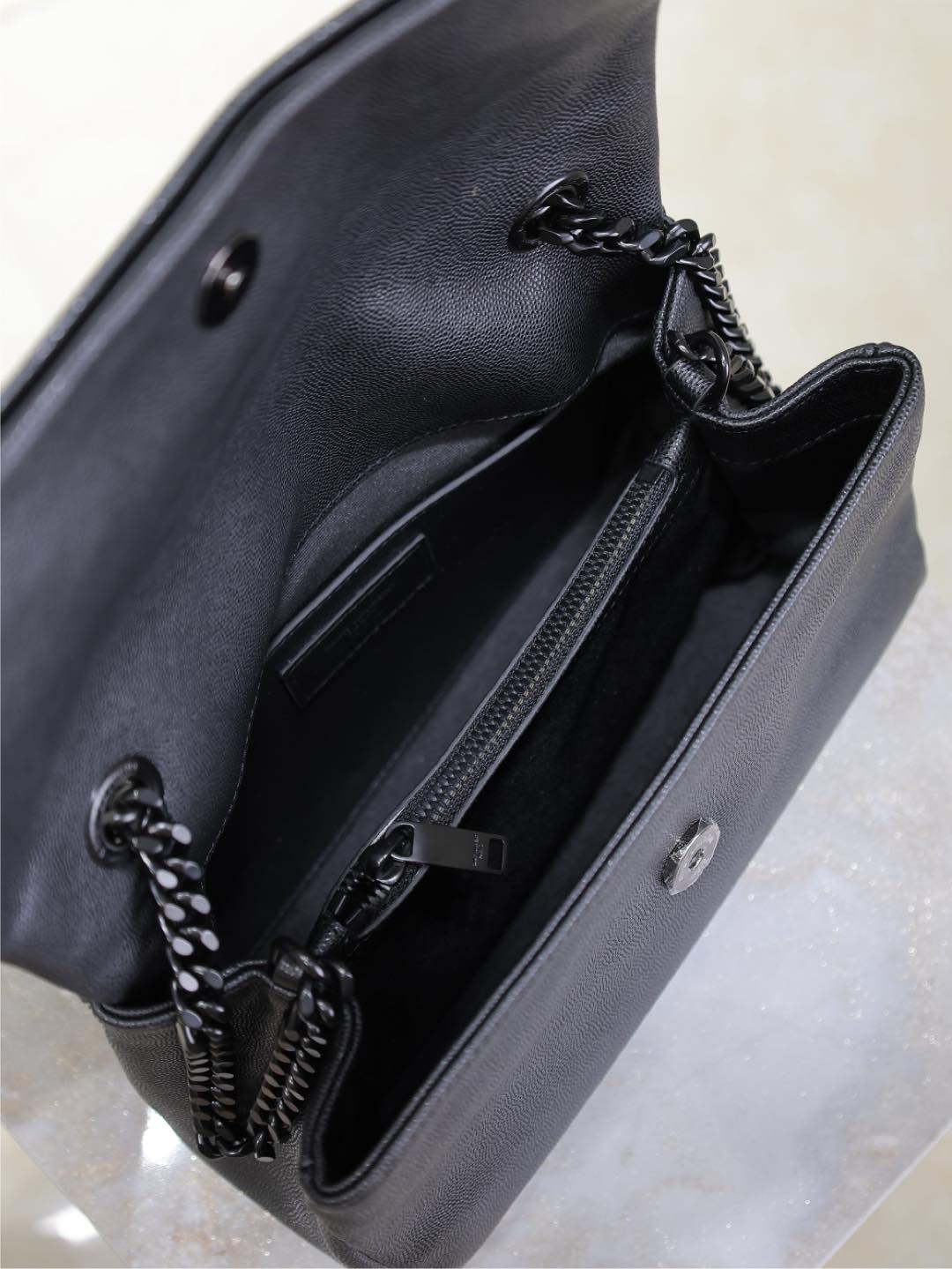 BOLSO PEQUEÑO WEST HOLLYWOOD DE 24 PIEL DE BECERRO NEGRA, HERRAJES NEGROS
