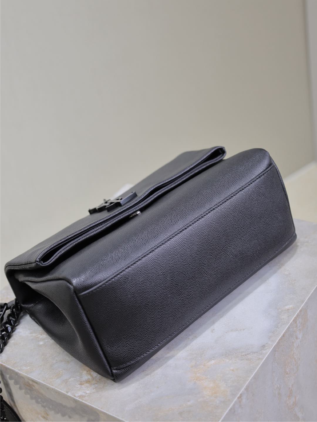 BOLSO PEQUEÑO WEST HOLLYWOOD DE 24 PIEL DE BECERRO NEGRA, HERRAJES NEGROS