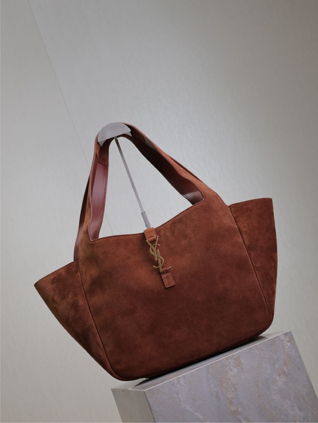 LE 5 À 7 BEA TOTE BAG 50 EN DAIM ROUGE MARRON LOGO DORÉ