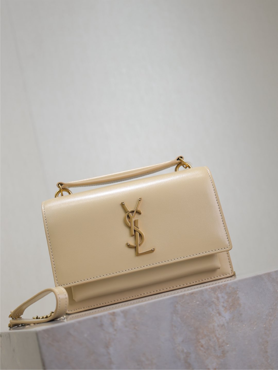BOLSO PEQUEÑO SUNSET 19 EN PIEL DE BECERRO BEIGE CON HERRAJES DORADOS