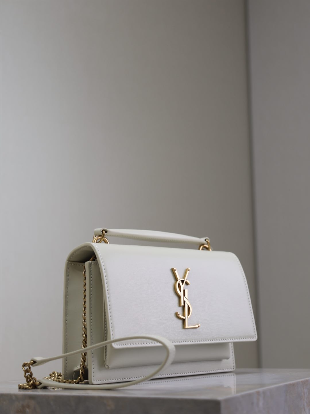 BOLSO PEQUEÑO SUNSET 19 EN PIEL DE BECERRO BLANCA CON HERRAJES DORADOS