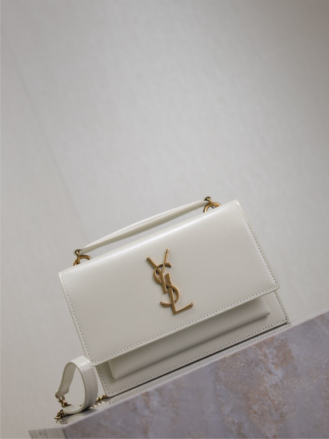 BOLSO PEQUEÑO SUNSET 19 EN PIEL DE BECERRO BLANCA CON HERRAJES DORADOS
