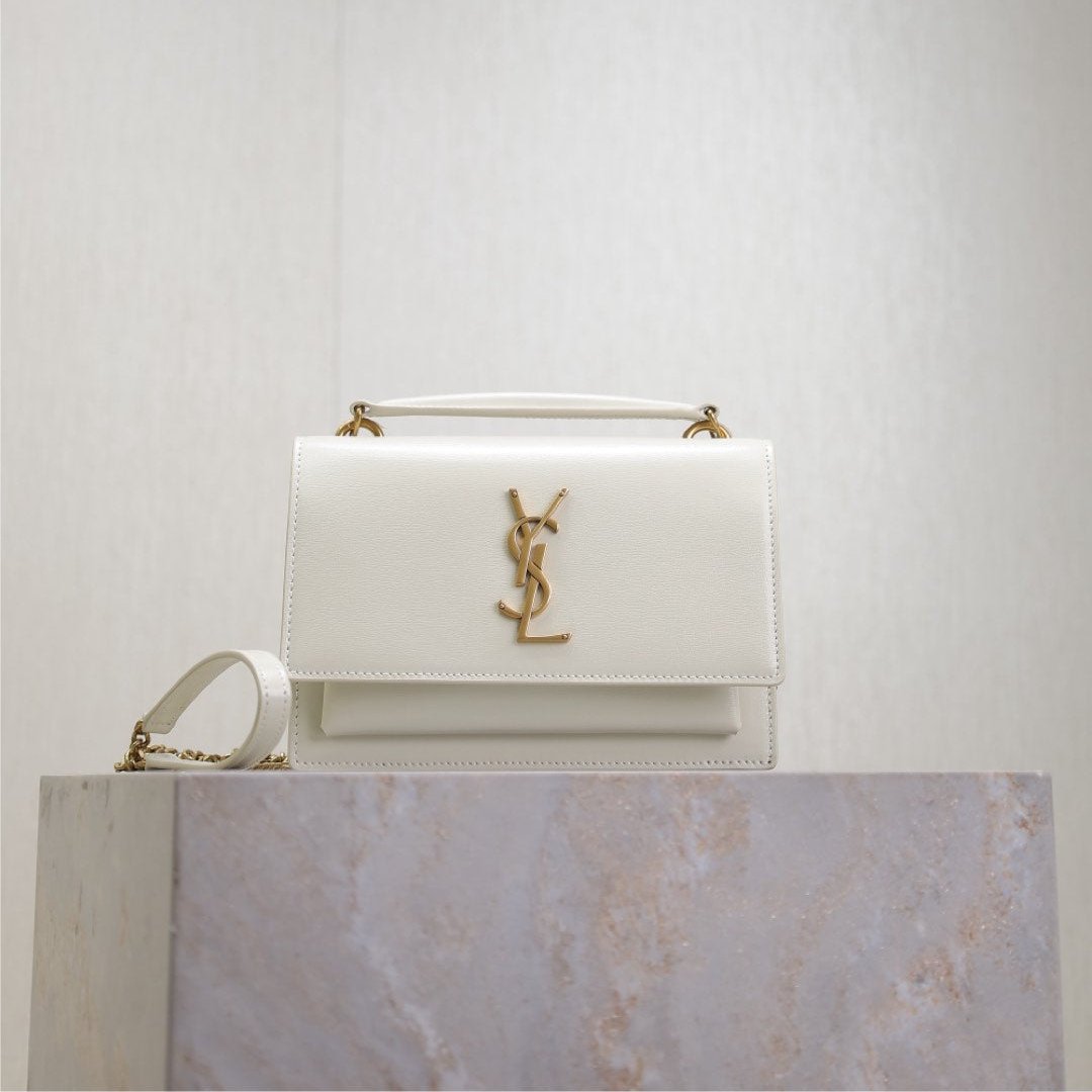 BOLSO PEQUEÑO SUNSET 19 EN PIEL DE BECERRO BLANCA CON HERRAJES DORADOS