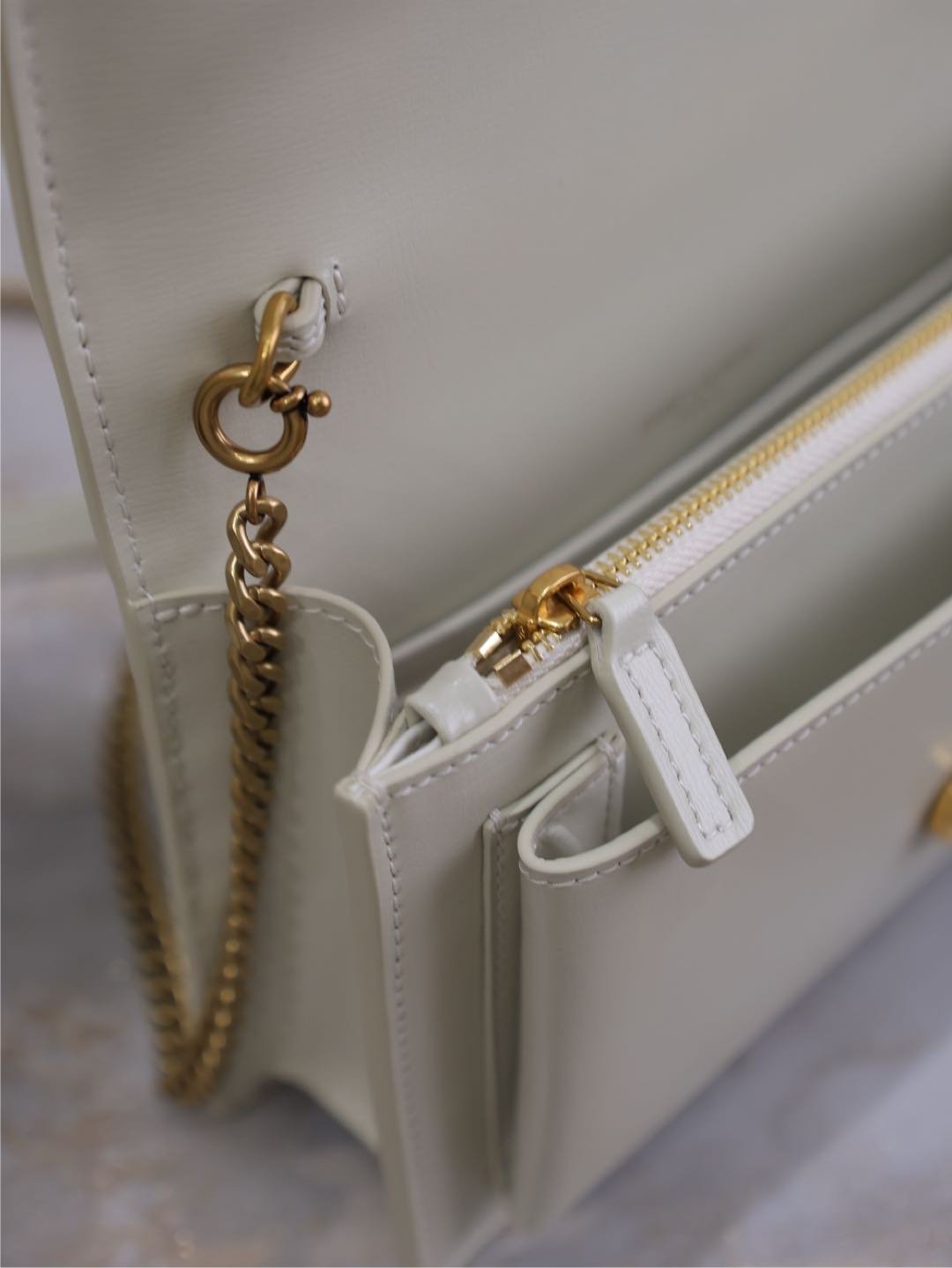 BOLSO PEQUEÑO SUNSET 19 EN PIEL DE BECERRO BLANCA CON HERRAJES DORADOS