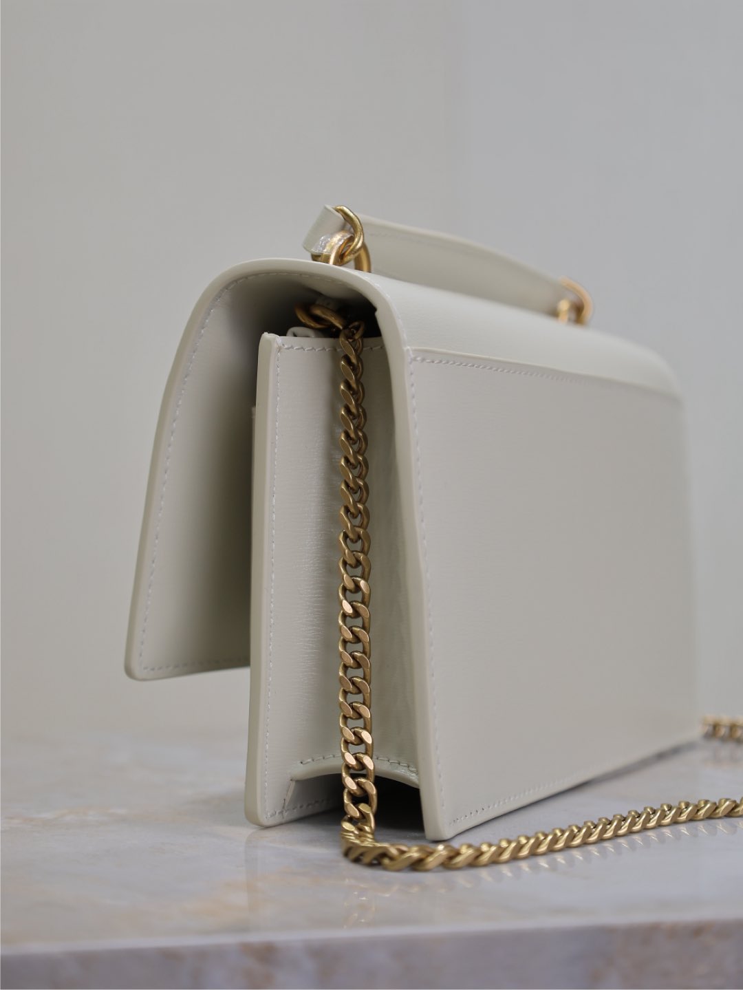 BOLSO PEQUEÑO SUNSET 19 EN PIEL DE BECERRO BLANCA CON HERRAJES DORADOS