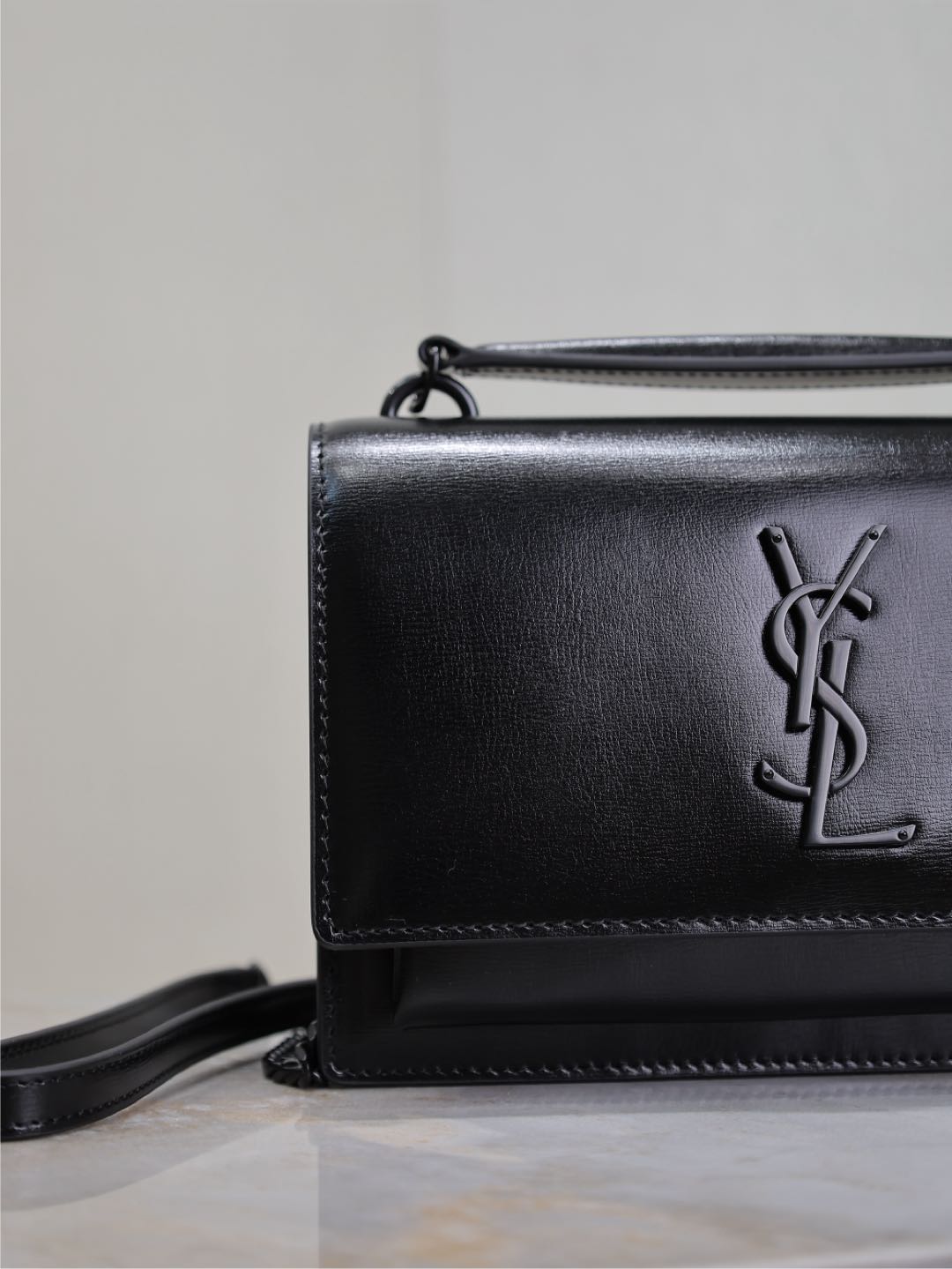 BOLSO PEQUEÑO SUNSET 19 EN PIEL DE BECERRO NEGRA, HERRAJES NEGROS