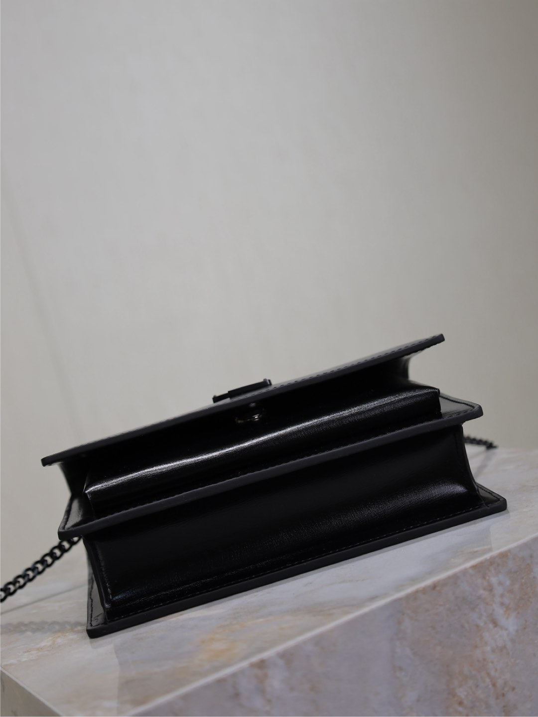 BOLSO PEQUEÑO SUNSET 19 EN PIEL DE BECERRO NEGRA, HERRAJES NEGROS