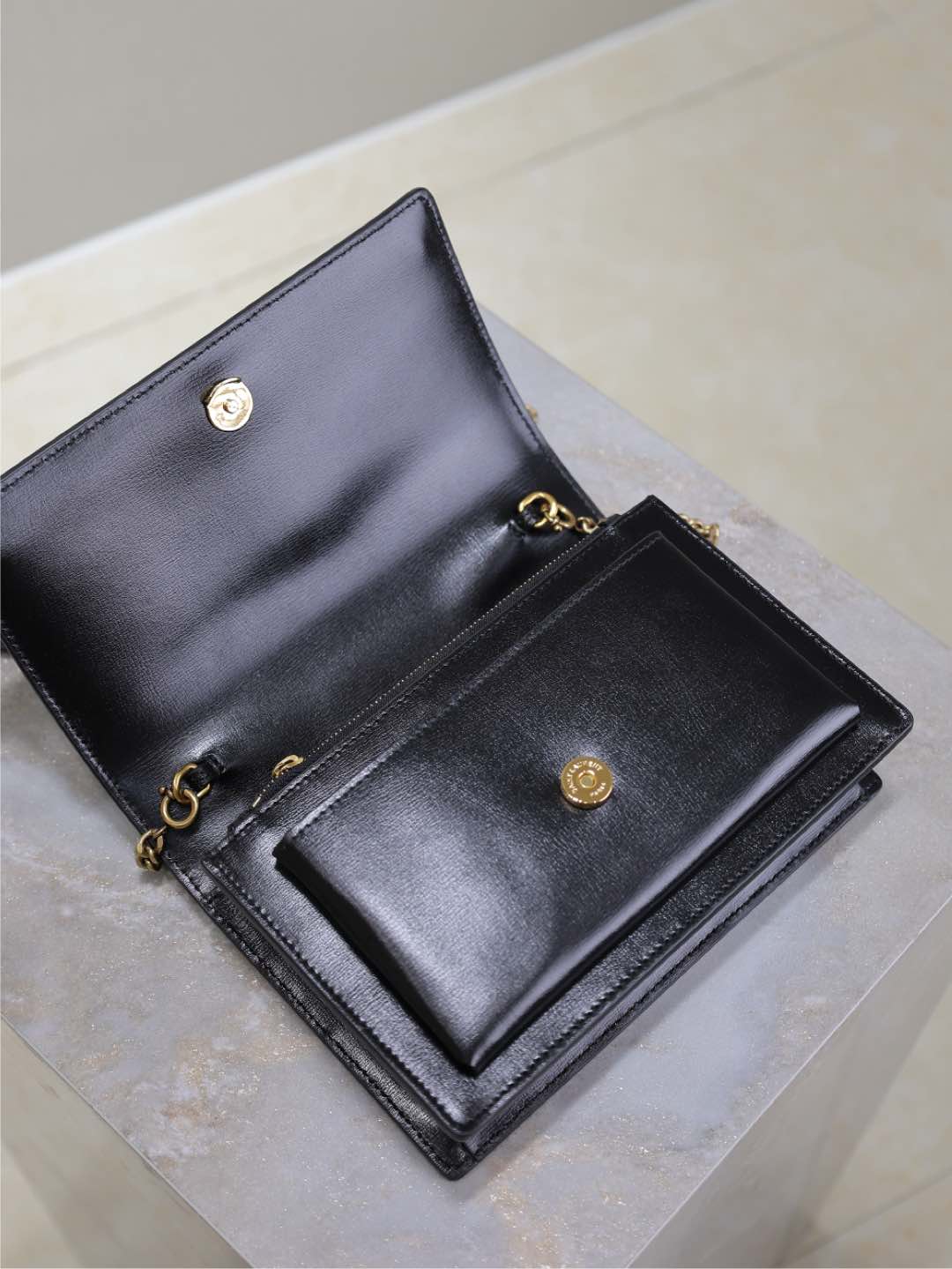 BOLSO PEQUEÑO SUNSET 19 EN PIEL DE BECERRO NEGRA CON HERRAJES DE COBRE