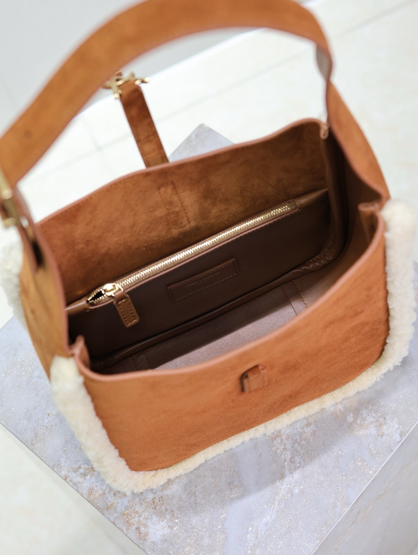 LE 5 À 7 PETIT 23 EN DAIM ORANGE AMBRE ET BORDURE EN FOURRURE D'AGNEAU BLANC