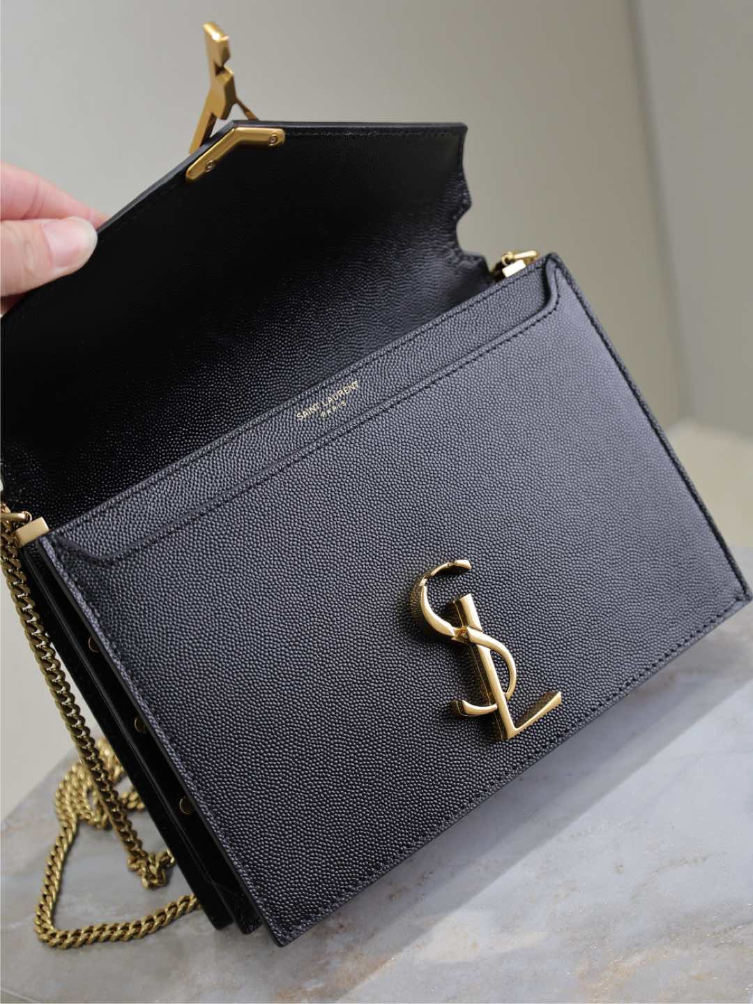 BOLSO DE CADENA CASSANDRA 22 EN PIEL DE BECERRO CON ESTAMPADO DE CAVIAR NEGRO Y HERRAJES DORADOS