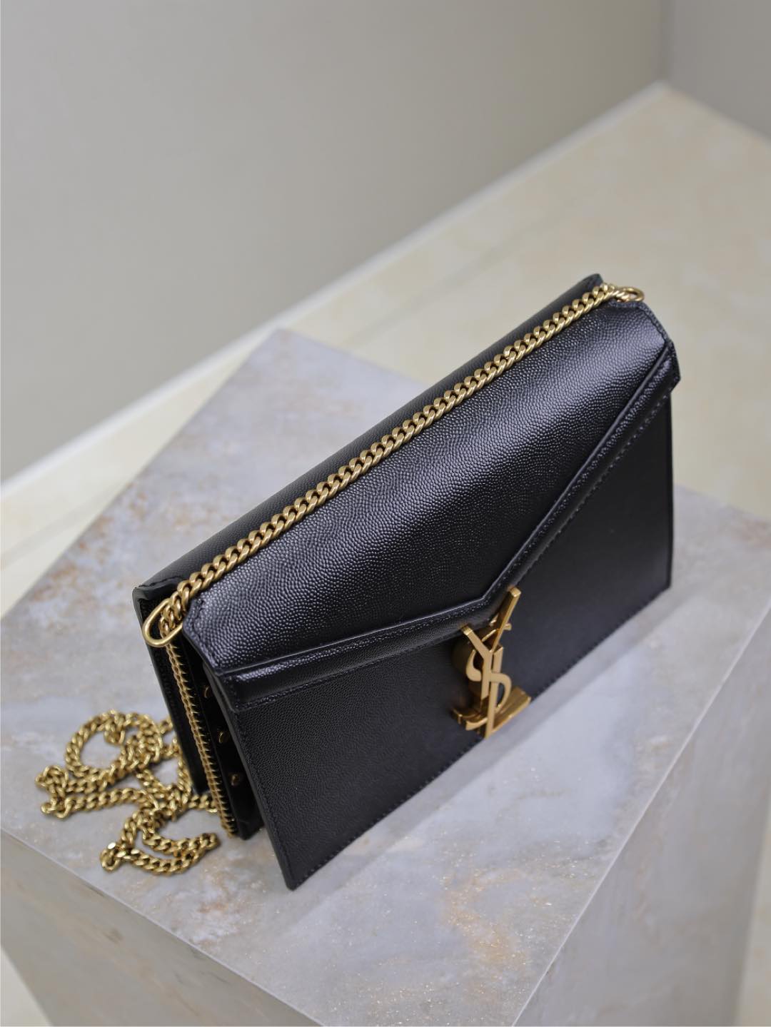 BOLSO DE CADENA CASSANDRA 22 EN PIEL DE BECERRO CON ESTAMPADO DE CAVIAR NEGRO Y HERRAJES DORADOS