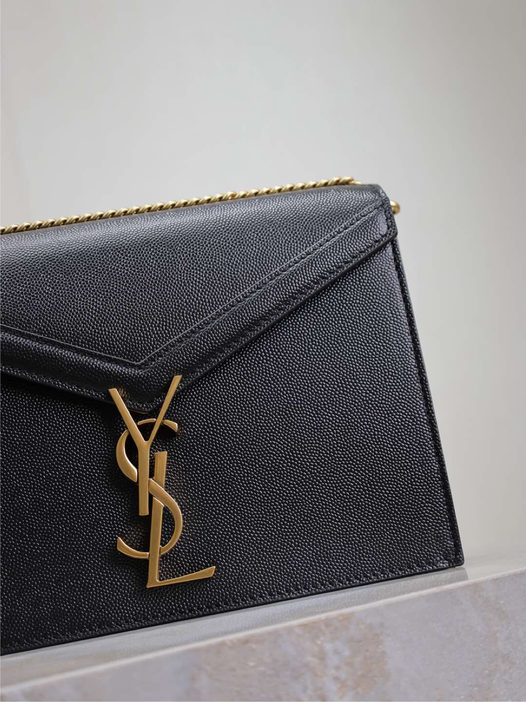 BOLSO DE CADENA CASSANDRA 22 EN PIEL DE BECERRO CON ESTAMPADO DE CAVIAR NEGRO Y HERRAJES DORADOS