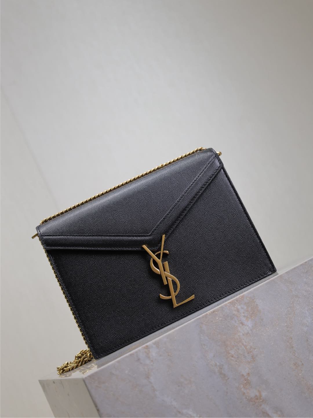BOLSO DE CADENA CASSANDRA 22 EN PIEL DE BECERRO CON ESTAMPADO DE CAVIAR NEGRO Y HERRAJES DORADOS