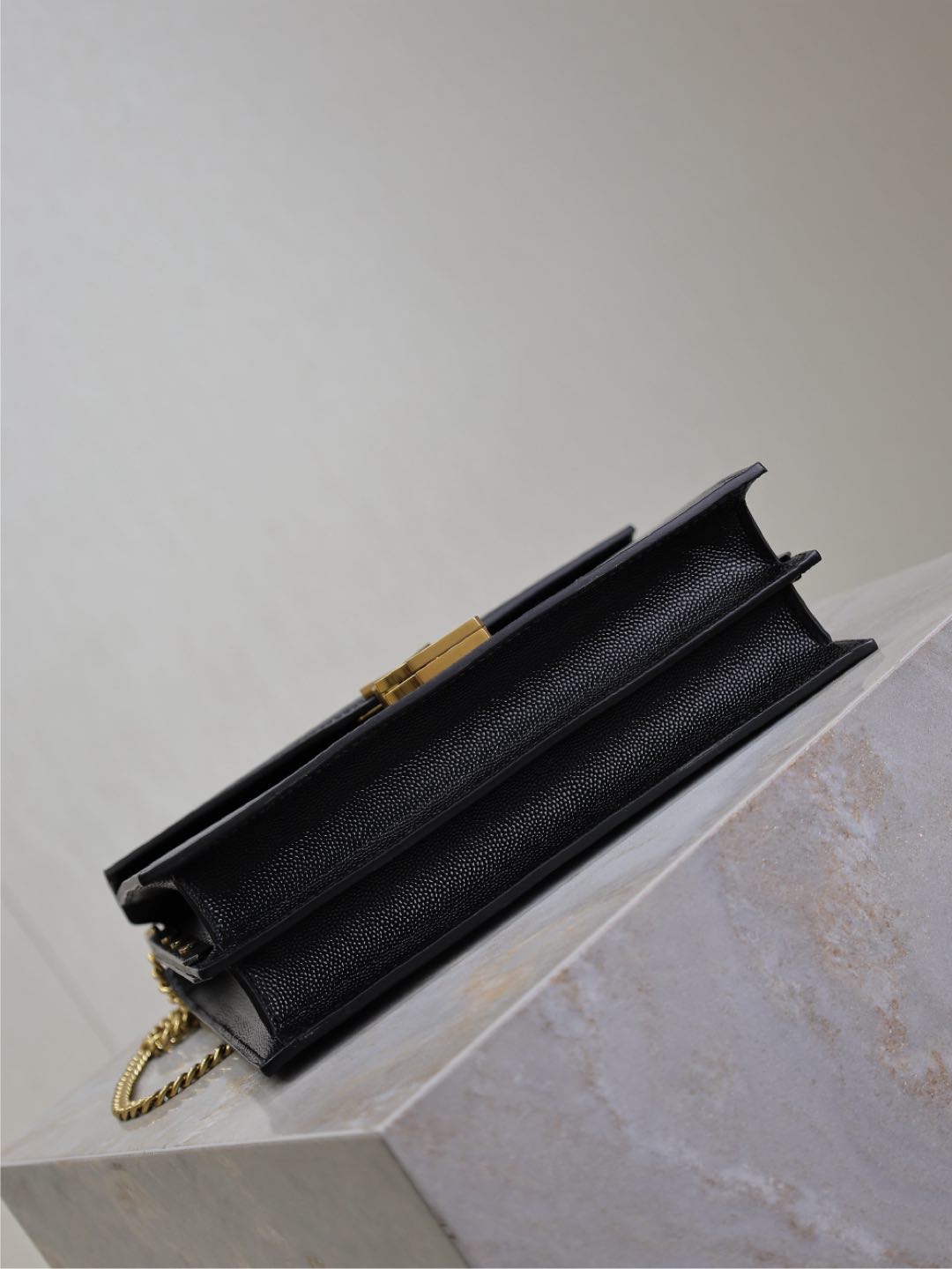 BOLSO DE CADENA CASSANDRA 22 EN PIEL DE BECERRO CON ESTAMPADO DE CAVIAR NEGRO Y HERRAJES DORADOS