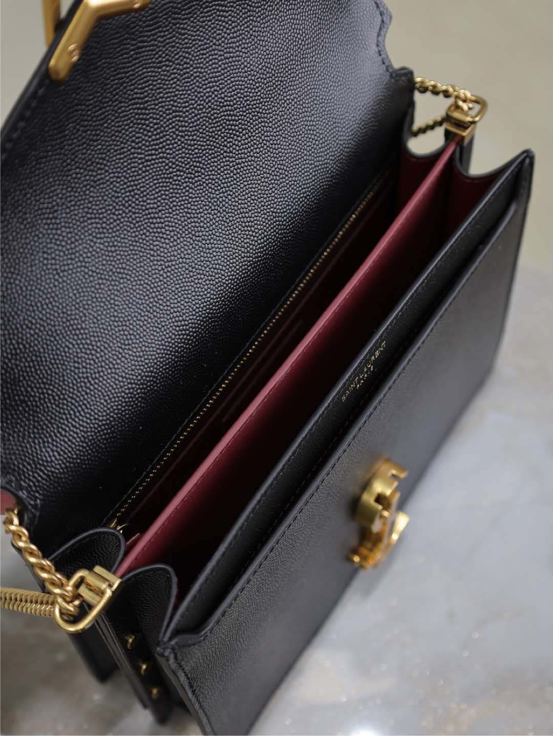 BOLSO DE CADENA CASSANDRA 22 EN PIEL DE BECERRO CON ESTAMPADO DE CAVIAR NEGRO Y HERRAJES DORADOS