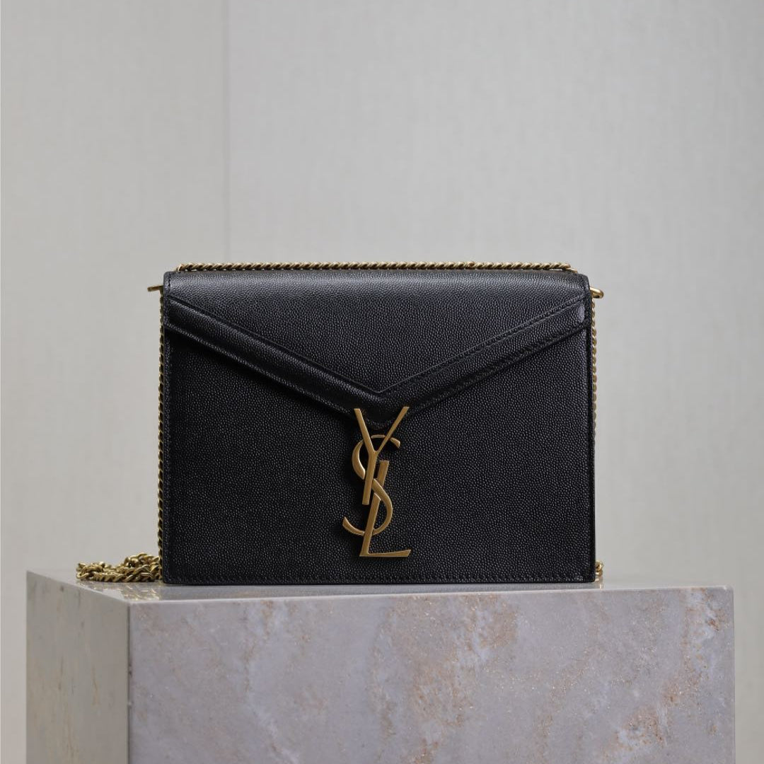 BOLSO DE CADENA CASSANDRA 22 EN PIEL DE BECERRO CON ESTAMPADO DE CAVIAR NEGRO Y HERRAJES DORADOS