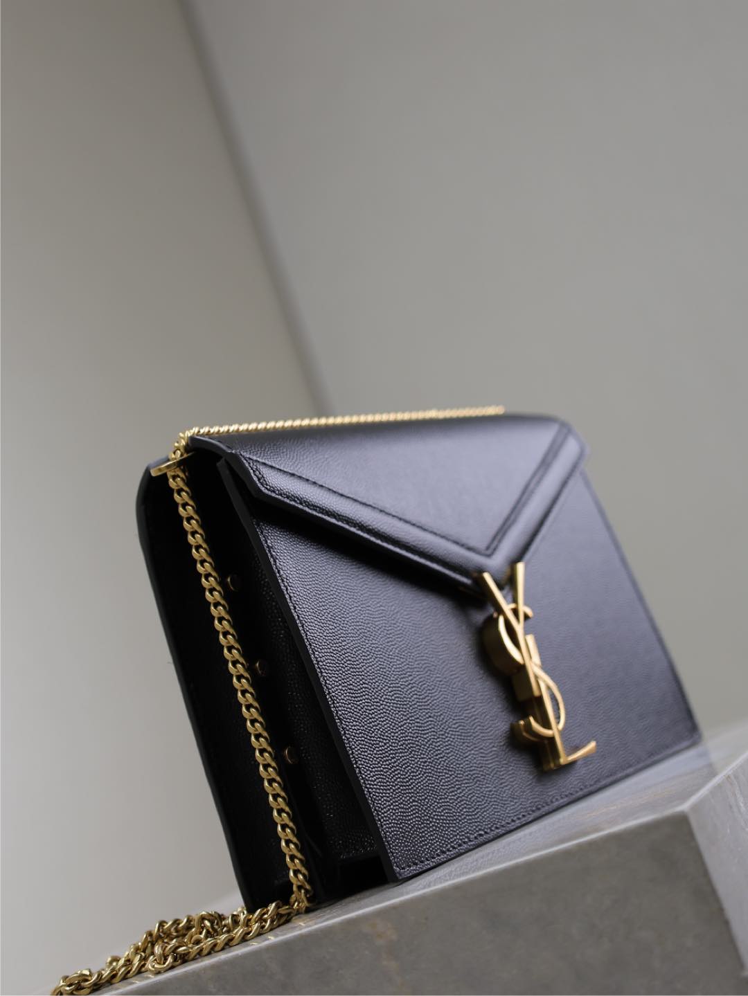 BOLSO DE CADENA CASSANDRA 22 EN PIEL DE BECERRO CON ESTAMPADO DE CAVIAR NEGRO Y HERRAJES DORADOS