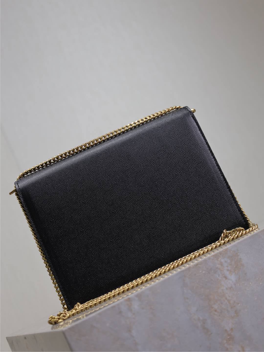 BOLSO DE CADENA CASSANDRA 22 EN PIEL DE BECERRO CON ESTAMPADO DE CAVIAR NEGRO Y HERRAJES DORADOS