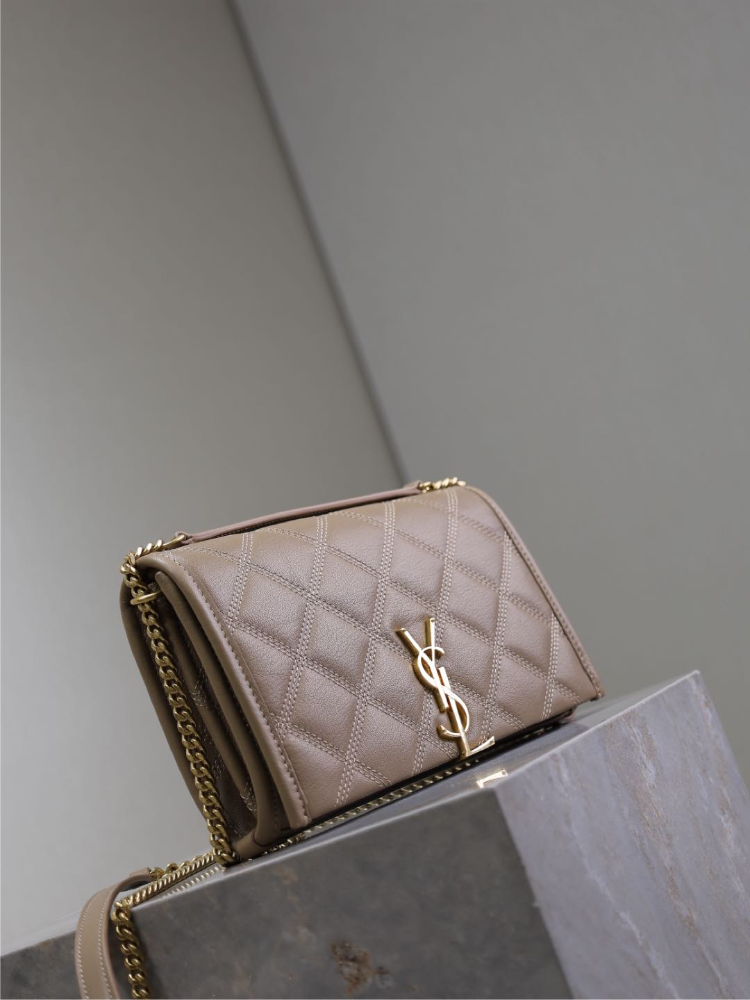 BECKY 22 EN CUIR D'AGNEAU MATELASSÉ MARRON MOYEN QUINCAILLERIE DORÉ