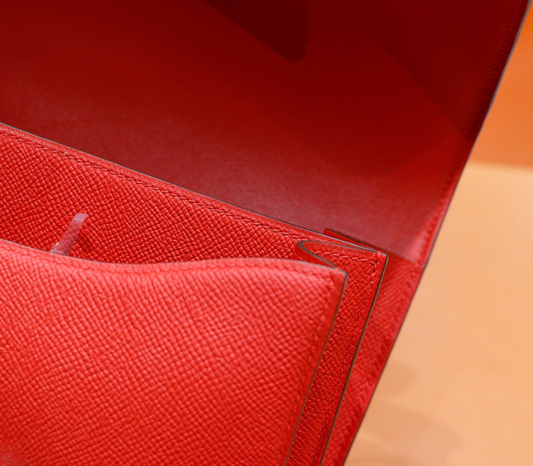 Constance 24, cuero Epsom rojo, herrajes plateados