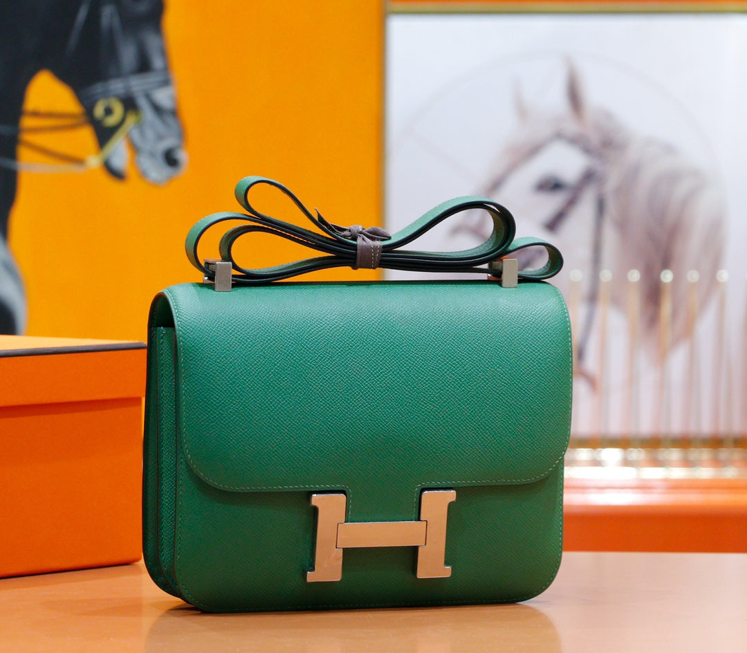 Constance 24, cuero Epsom verde oscuro, herrajes plateados
