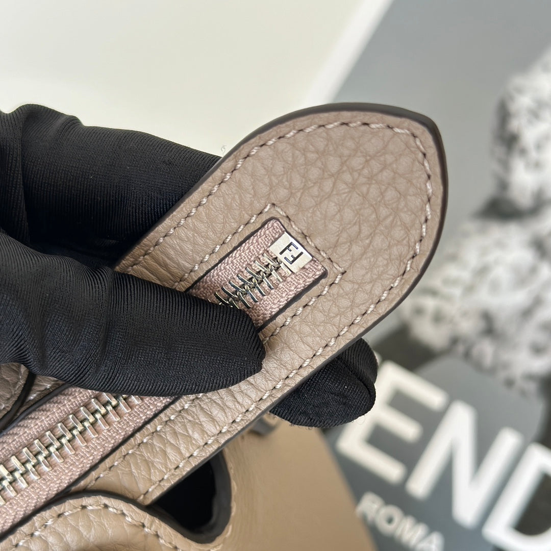 POR CIERTO BOLSO GRANDE SELLERIA 29 EN PIEL DE BECERRO MARRÓN CEDRO