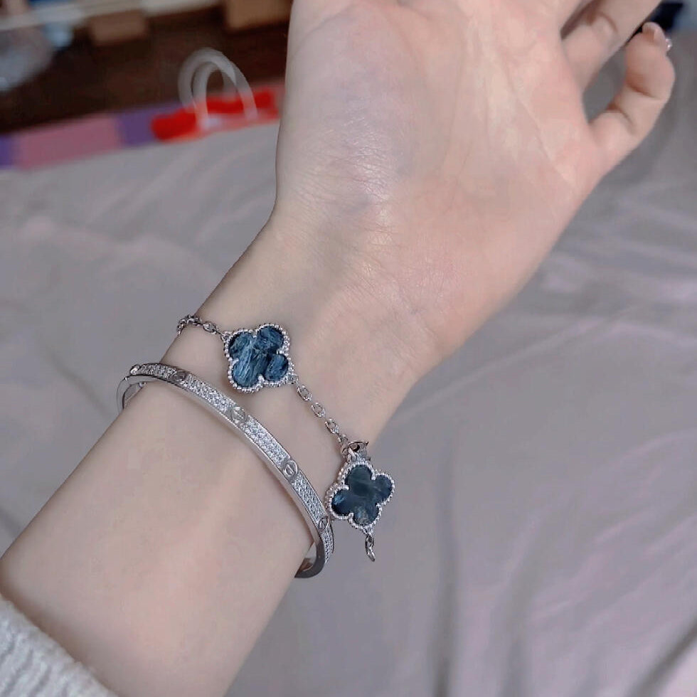 PULSERA DE PLATA DE PIETERSITA CON 5 MOTIVOS DE TRÉBOL DE DIANA