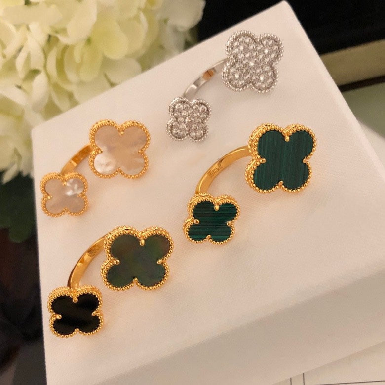 DIANA CLOVER ENTRE LA BAGUE DES DOIGTS