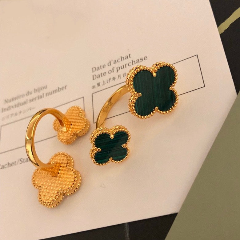 DIANA CLOVER ENTRE LA BAGUE DES DOIGTS