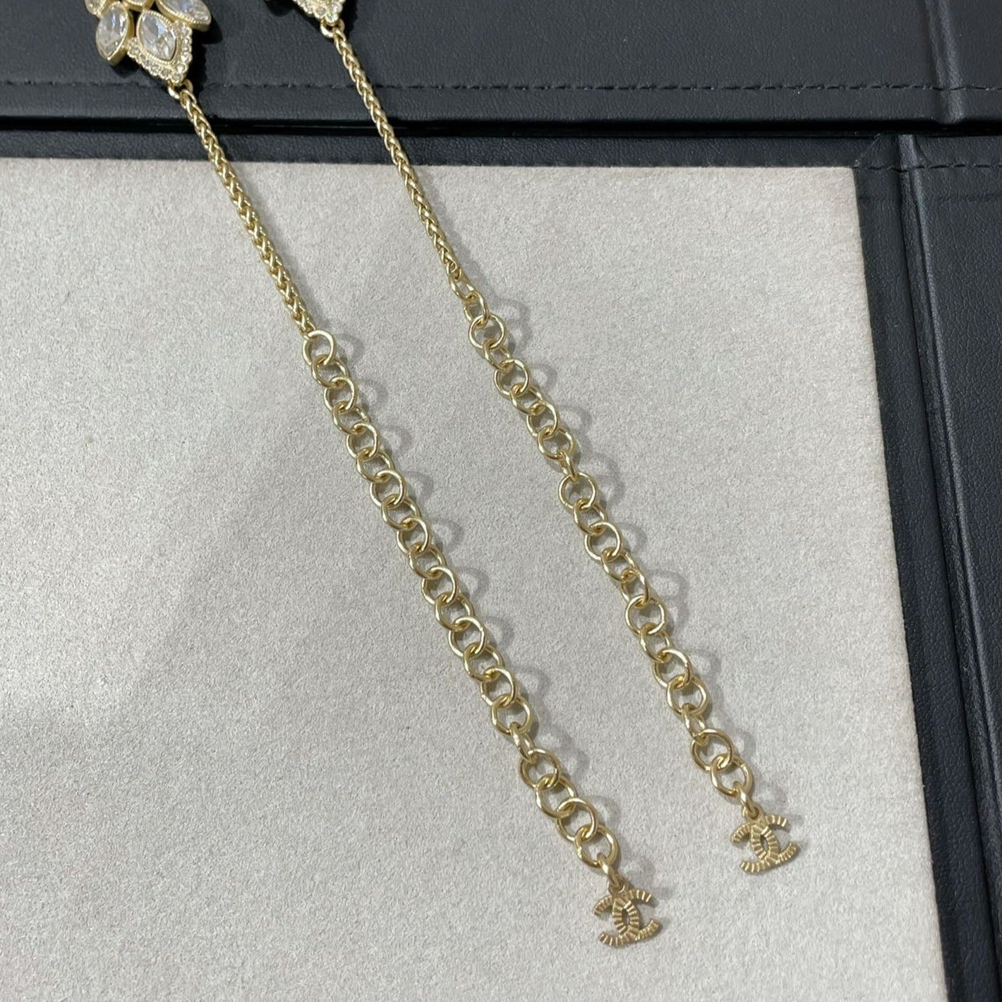 COLLAR DE ORO CON DIAMANTES Y OREJAS DE TRIGO PEQUEÑAS Y FRAGANTES DOBLE C