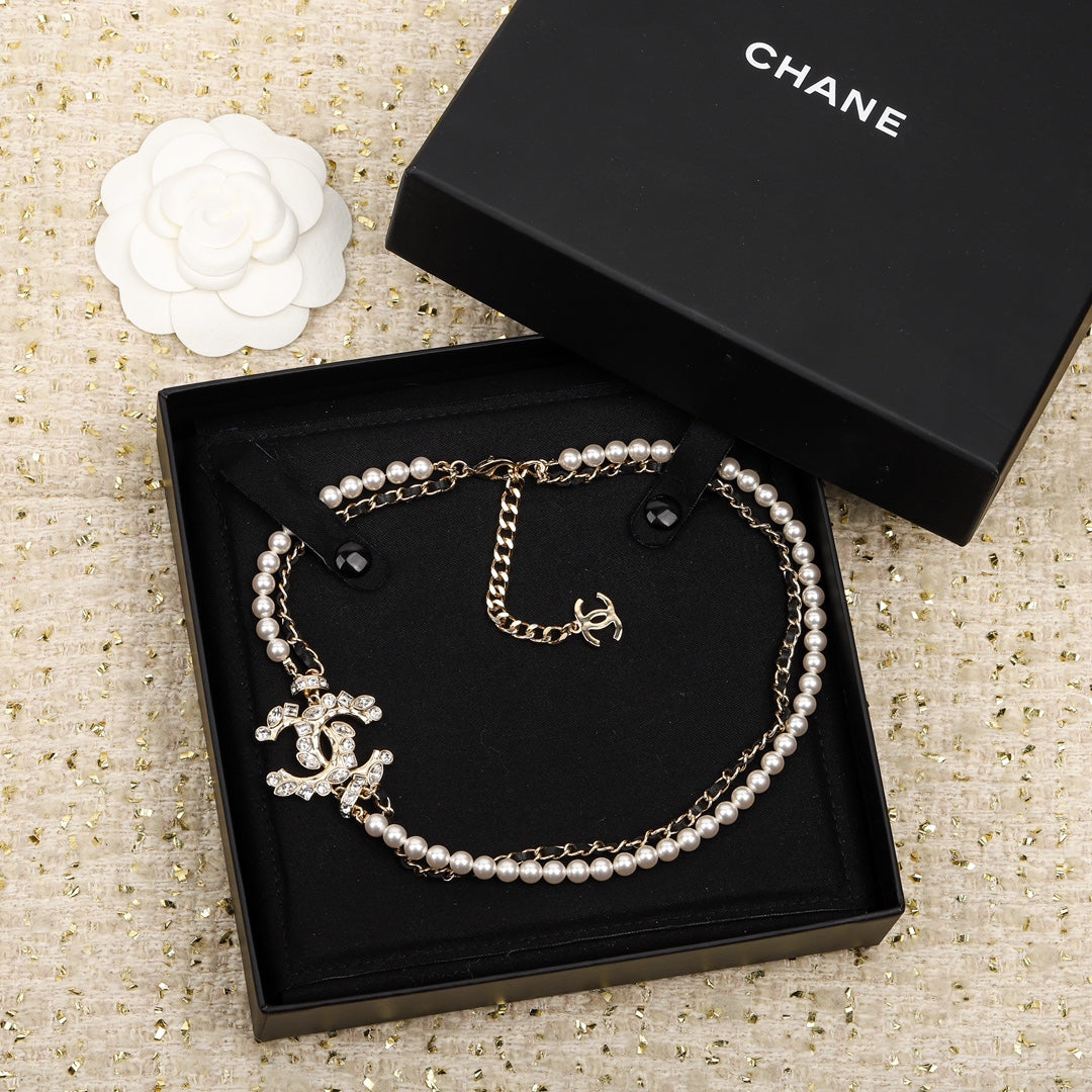 COLLAR DE ORO CON PERLAS CHANE Y CORREAS DE CUERO TIPO 1