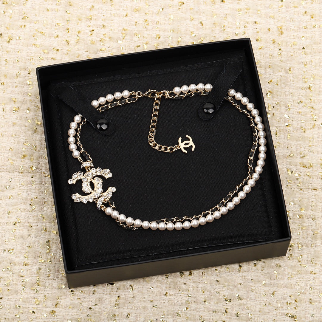 COLLAR DE ORO CON PERLAS CHANE Y CORREAS DE CUERO TIPO 1