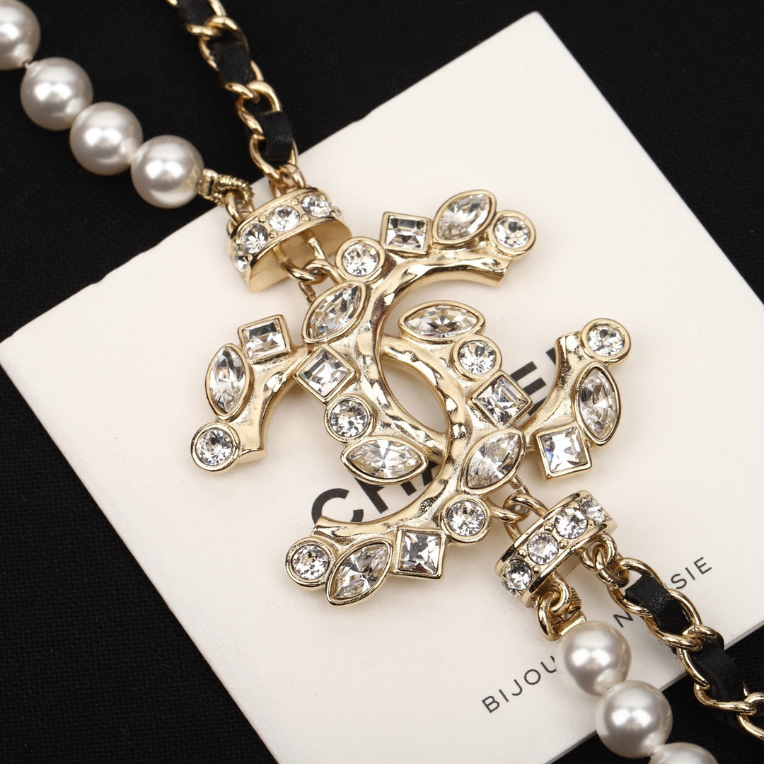 COLLAR DE ORO CON PERLAS CHANE Y CORREAS DE CUERO TIPO 1