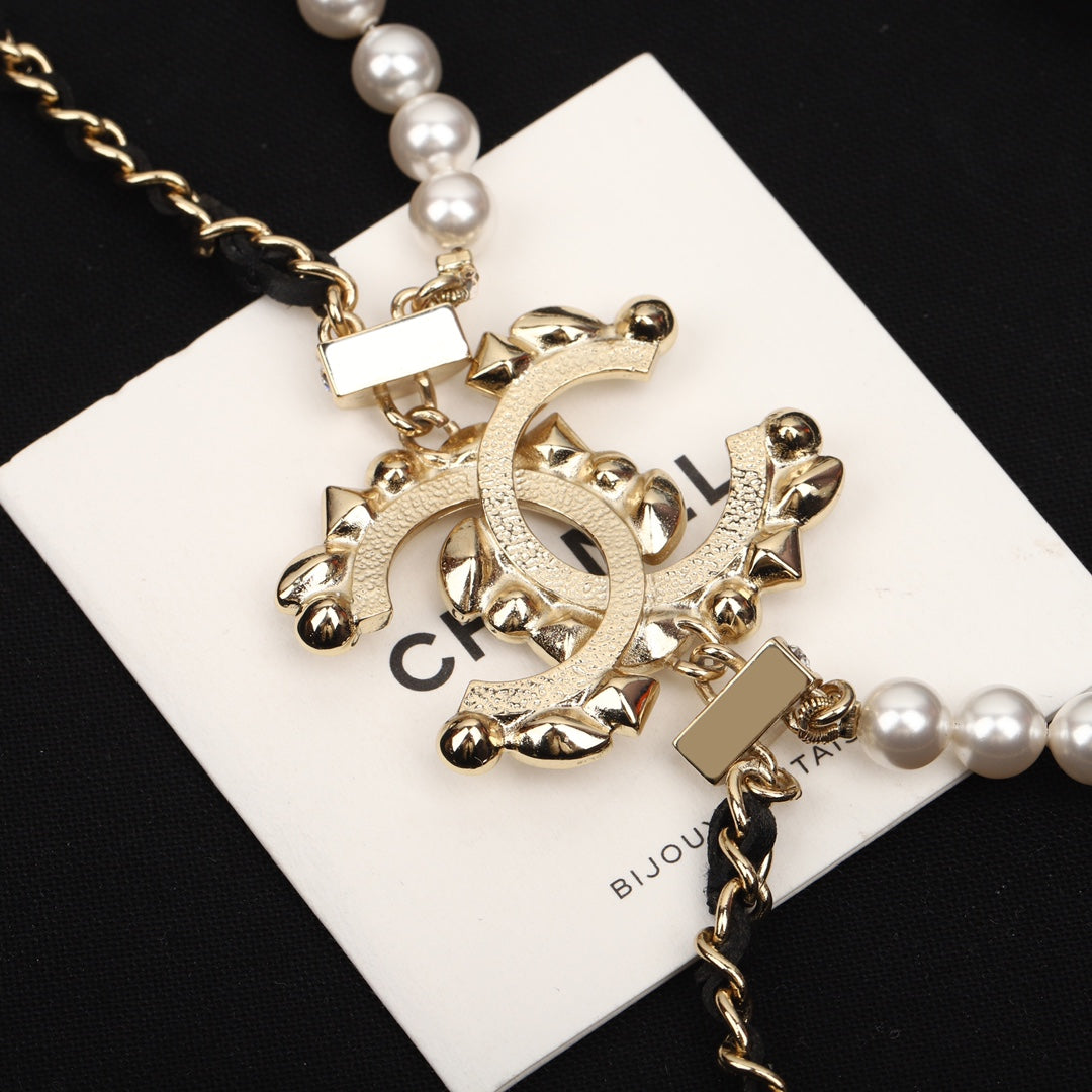COLLAR DE ORO CON PERLAS CHANE Y CORREAS DE CUERO TIPO 1