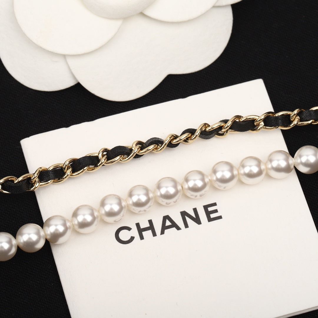 COLLAR DE ORO CON PERLAS CHANE Y CORREAS DE CUERO TIPO 1