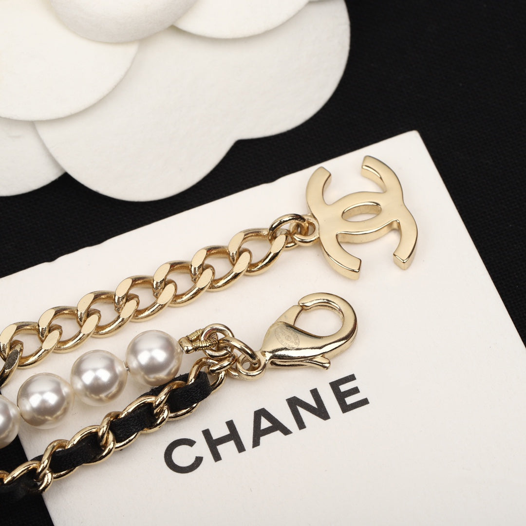 COLLAR DE ORO CON PERLAS CHANE Y CORREAS DE CUERO TIPO 1